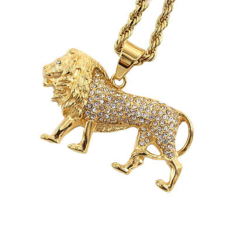 قلادة على شكل أسد مرصعة بالكري - مراجعة Men Accessories Singapore وسعره