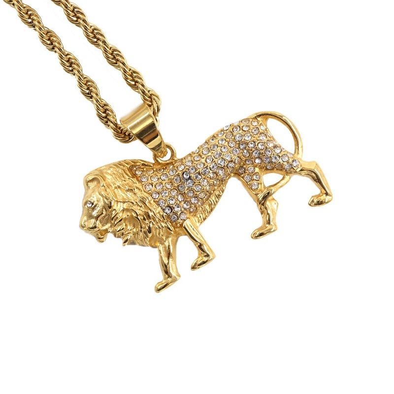 قلادة على شكل أسد مرصعة بالكري - مراجعة Men Accessories Singapore وسعره